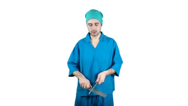 Ένας άνθρωπος στα ρούχα εργασίας της έναν χασάπη οξύνει ένα μαχαίρι σε αργή κίνηση - Πλάνα, βίντεο