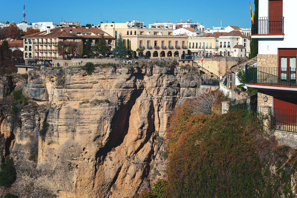 Arquitectura de la ciudad de Ronda, situada sobre altos acantilados
 - Foto, Imagen