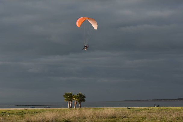 Volar en parapente por la costa del sur - Foto, Bild