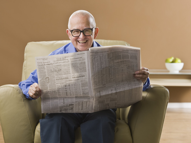 高齢男性の読書新聞 - 写真・画像