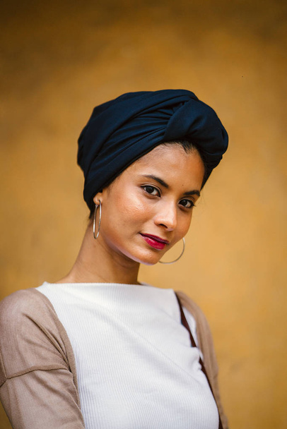 Portrait of a young Muslim woman (Islam) wearing a turban (headscarf, hijab). She is elegant, attractive and professionally dressed. - Foto, Bild