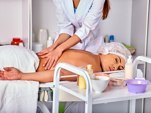 Massage-Therapie-Angebote. Therapeutin macht manuelle Therapie zurück. - Foto, Bild