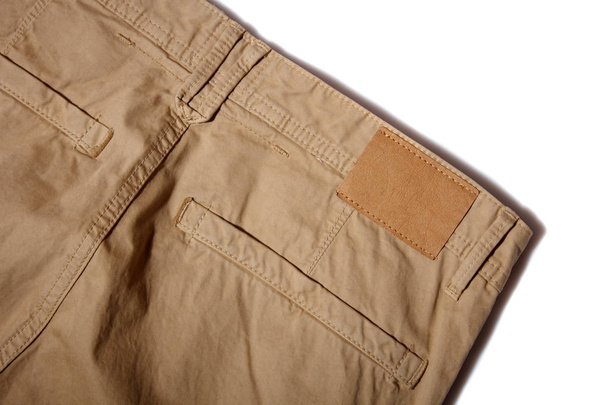 Pantalón marrón sobre blanco
 - Foto, Imagen