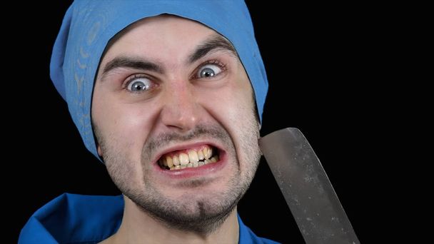 Злой чокнутый бородатый доктор с ножом мясника
 - Фото, изображение