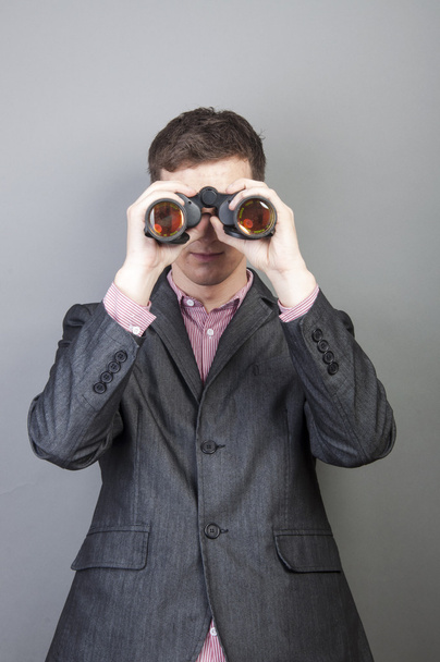 Empresarios mirando a través de binocular
 - Foto, imagen