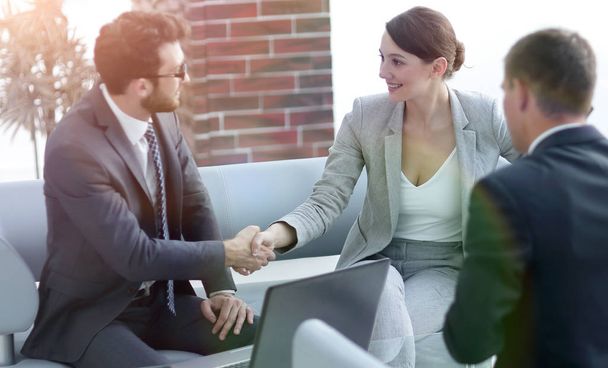 business handshake donne con il cliente
 - Foto, immagini