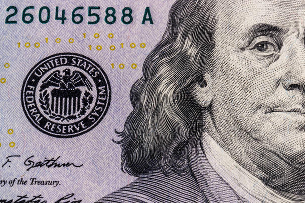 Zbliżenie Ben Franklin na sto Dolar bill na tle - Zdjęcie, obraz