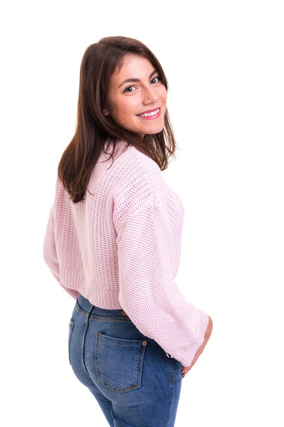  красива усміхнена жінка взимку теплий светр позує ізольовано на білому тлі
 - Фото, зображення