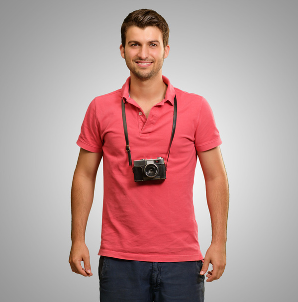 πορτραίτο ενός άνδρα που φοράει φωτογραφική μηχανή - Φωτογραφία, εικόνα