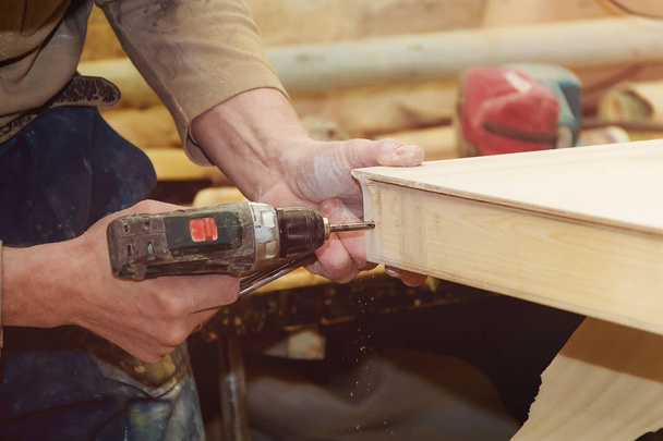 Ahşap inşaat sahasında sondaj marangozlar eller erkek işçi. - Fotoğraf, Görsel