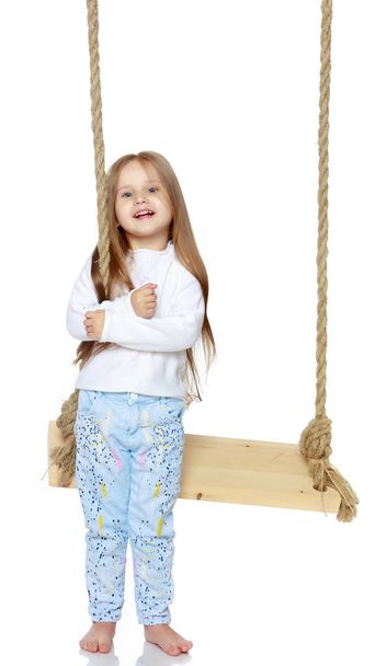 Little girl swinging on a swing - Foto, afbeelding