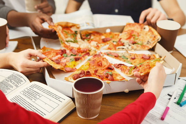 Студенты учатся и едят пиццу
 - Фото, изображение