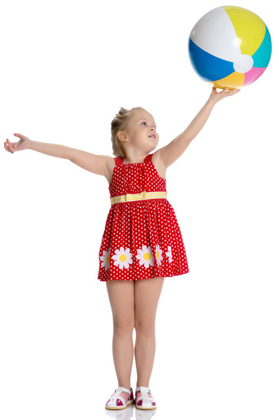 Little girl is playing with a ball - Foto, imagen