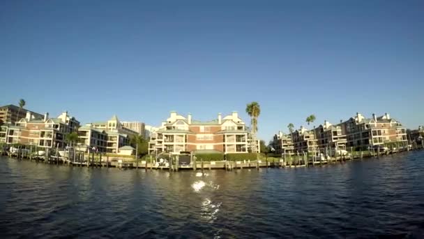 Luksusowe domy z yatch intampa, Florida, mieszkańcy uzyskać przewlekaniu przez wszystkie działania w obszarze.  - Materiał filmowy, wideo