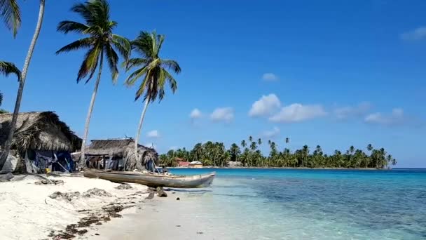 Παραδοσιακό σπίτι Ινδιάνων Κούνα με τη στέγη thatched ένα νησιά στο αρχιπέλαγος San Blas σε San Blas, Guna Yala, Παναμάς  - Πλάνα, βίντεο