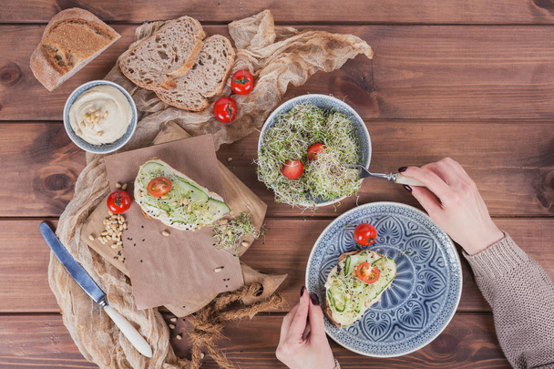 Sağlıklı vejetaryen bruschettas ekmek, mikro Yeşiller, humus, - Fotoğraf, Görsel