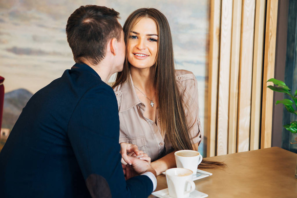 glückliches junges Paar macht Selfie mit Smartphone im Café - Foto, Bild