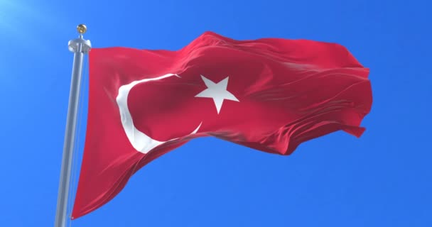 Циклічне повторення Туреччина прапор махав на дихання в повільно в Синє небо, - Кадри, відео