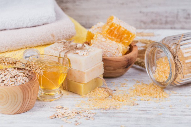 Honeycomb, sea salt, oats and handmade soap with honey - Φωτογραφία, εικόνα