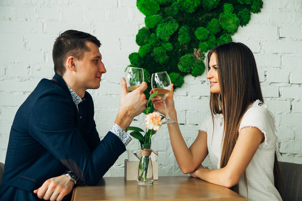 Paar vieren Valentijnsdag met romantisch diner in restaurant - Foto, afbeelding