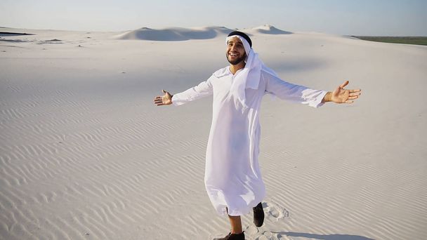 Bela Emirado Sheikh olha para fora na caravana distância de camelos
 - Foto, Imagem