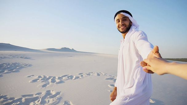美しいアラビア シェイク首長国男性の観光客ガイドの肖像画, - 写真・画像