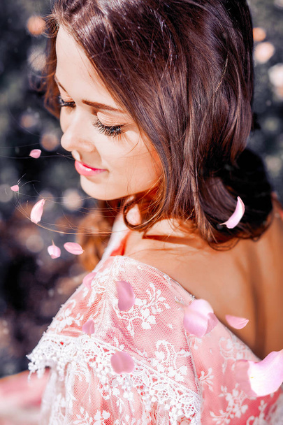 сказочная, молодая девушка с красивыми волосами в винтажном розовом платье в саду
 - Фото, изображение
