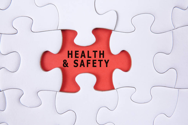 Koncepce bezpečnosti a ochrany zdraví: chybějící kousek puzzle na bílém pozadí - Fotografie, Obrázek