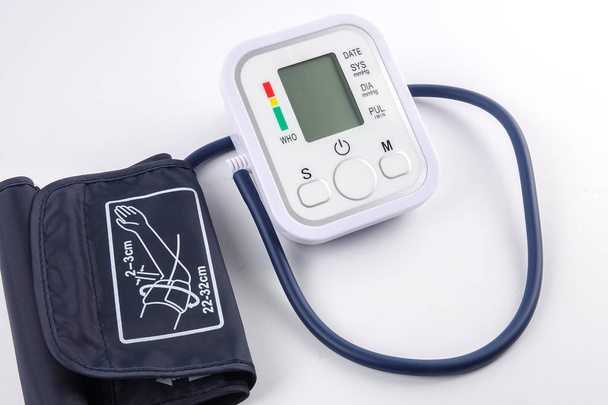 Цифрове обладнання кров'яного тиску ізольоване на білому
. - Фото, зображення