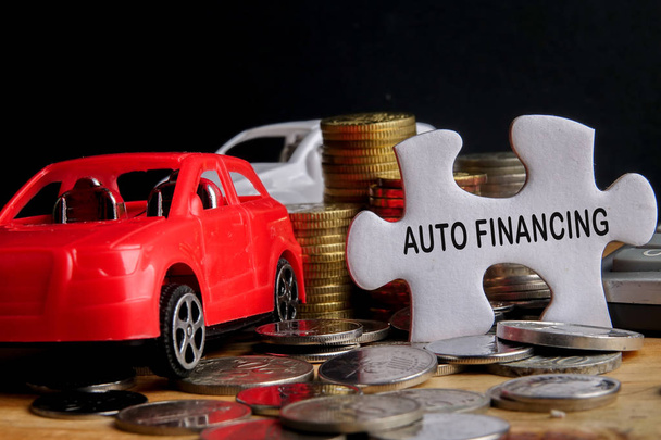 : Auto financiering kleine Conceptwagens, munten, stukje van de puzzel en ca - Foto, afbeelding