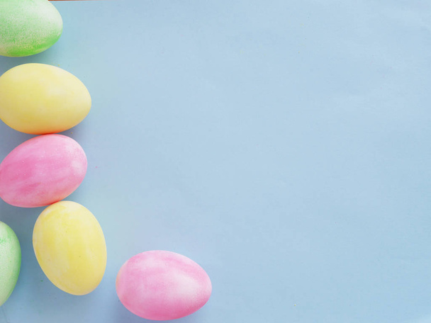 huevos de Pascua de colores sobre fondo azul  - Foto, imagen