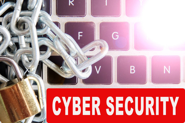 billentyűzet és kulcs Cyber biztonság szavakkal. Internet biztonság co - Fotó, kép