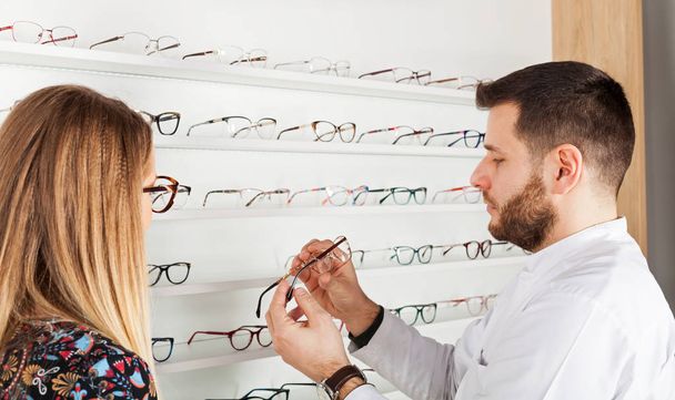 Choosing eyeglass frame - Foto, imagen
