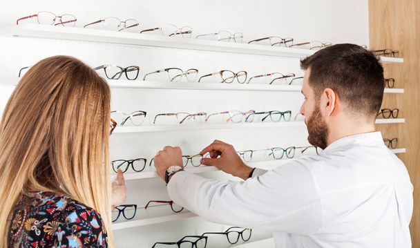 Choosing eyeglass frame - Фото, изображение
