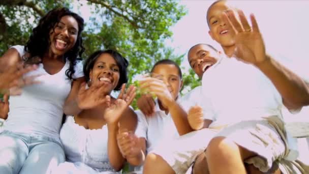 kommerzieller Tourismus heißt junge ethnische Familie willkommen - Filmmaterial, Video