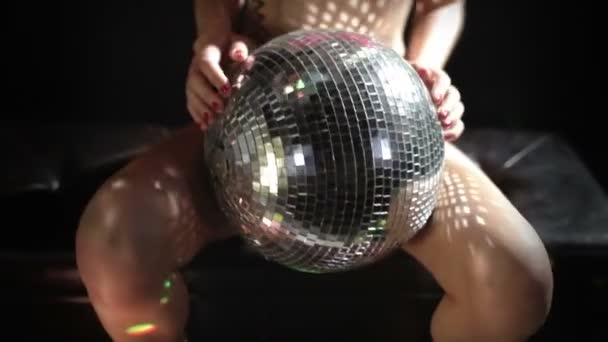 Seksowny gogo tancerz strzał studio tańca i pozowanie - Materiał filmowy, wideo