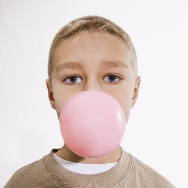 Chico soplando burbuja con goma de mascar
 - Foto, Imagen