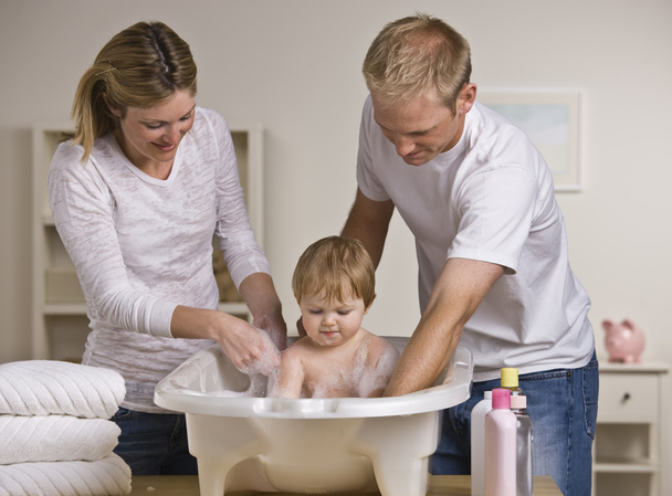 Padres bañando al niño
 - Foto, imagen