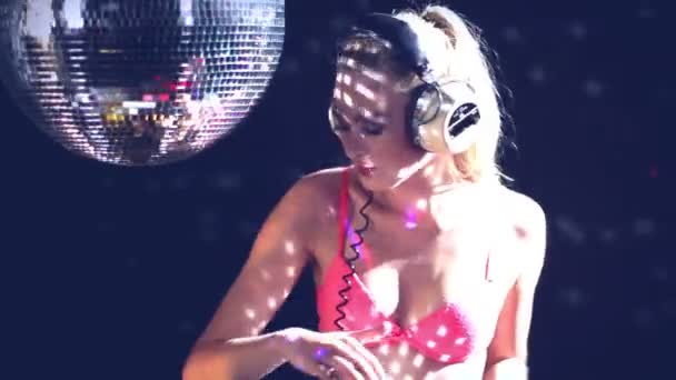 μια σέξι χορεύτρια gogo γυρίστηκε σε στούντιο χορό και ποζάρει με ένα νηματοποίηση discoball - Πλάνα, βίντεο