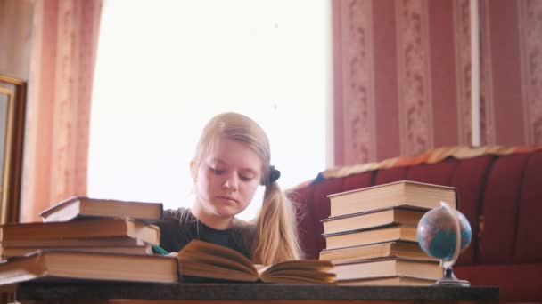 Dospívající dívka dělá lekce u vás doma - Záběry, video