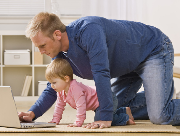 Père et fille avec ordinateur portable
 - Photo, image
