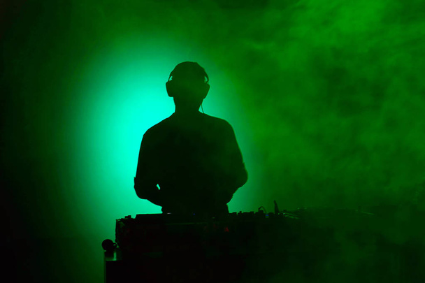 DJ tocando música en una fiesta Pune
 - Foto, imagen
