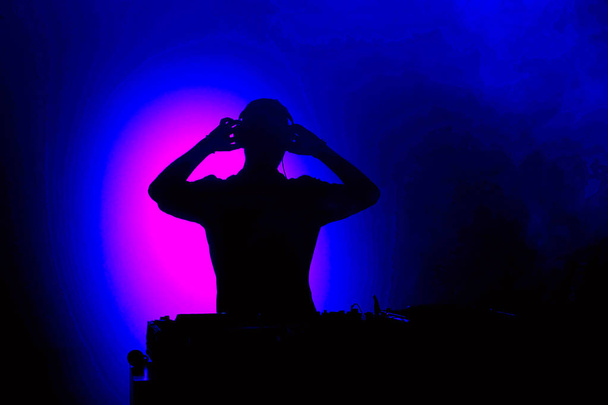 DJ играет музыку на вечеринке в Пуне
 - Фото, изображение