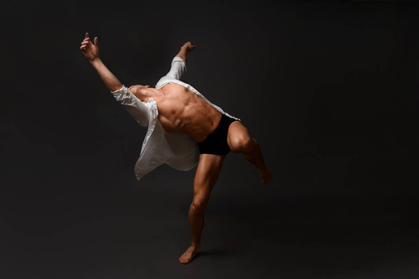 men is dances in a white shirt and black shorts - Foto, afbeelding
