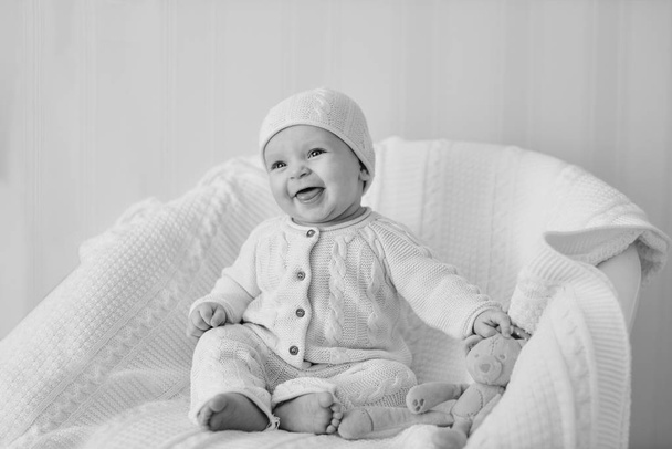 happy baby on the chair - Foto, afbeelding