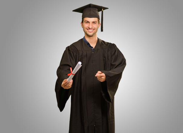 Joven Graduación Hombre Holding Certificate
 - Foto, Imagen
