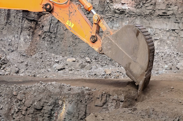 Grande excavatrice creusant pour trouver de la roche riche en minerai dans une mine à ciel ouvert
 - Photo, image