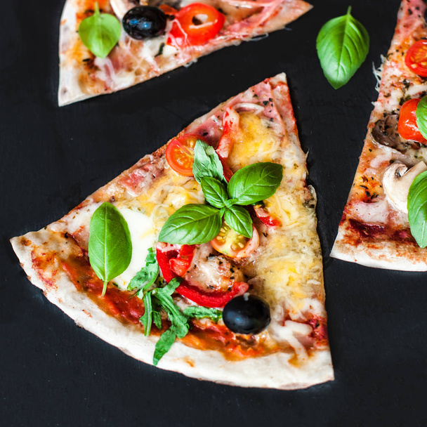 Pizza Margarita with tomatoes, basil, champignon mushrooms and cheese - Foto, afbeelding