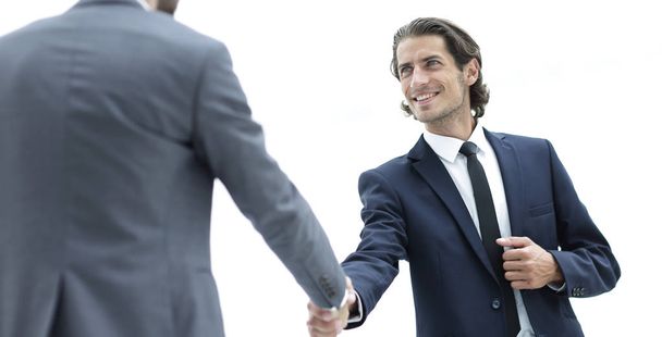 üzleti partnerek üdvözlése és kézfogása - Fotó, kép
