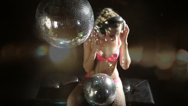 sexy gogo tanečnice v studio tance a pózování s rotující discoball - Záběry, video